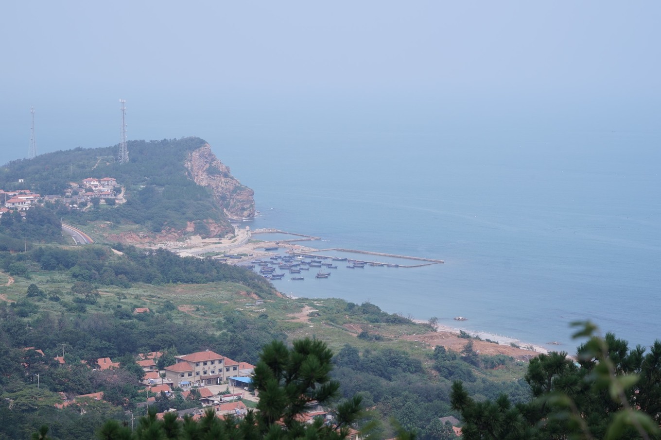 林海公园中的峰山,是全岛最高的地方.登高远望,全岛风景尽收眼底.