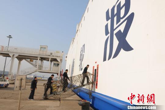 2月16日大年初一,烟台蓬莱海事处执法人员对停靠在蓬莱新港码头的“渤海银珠”轮进行安全巡查。 郝光亮 摄