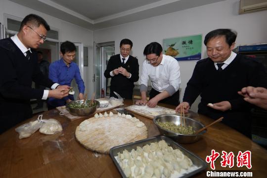 2月15日除夕当日,烟台海事局局长张杰平等来到山东唯一的海岛县长岛县,与节日值班的长岛海事工作人员一起包饺子度佳节。 郝光亮 摄