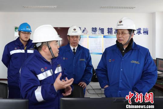 2月15日除夕当日,烟台海事局工作人员在烟台港西港区30万吨级原油码头中控室调研油轮作业安全。 郝光亮 摄